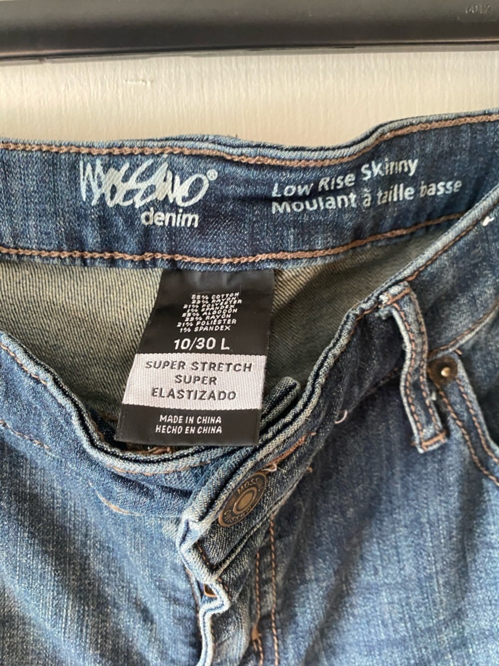 Mossimo Denim Low Rise Skinny jeans in a Dark Wash Skinny Jeans Long - Picture 2 of 5